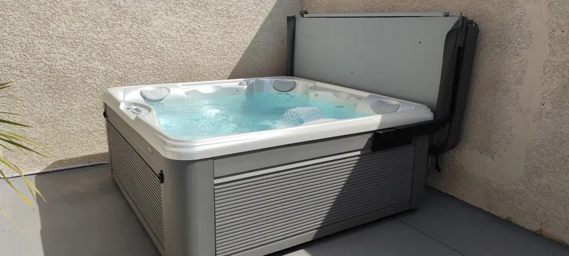 Spa installé et intégré au sol du toit-terrasse