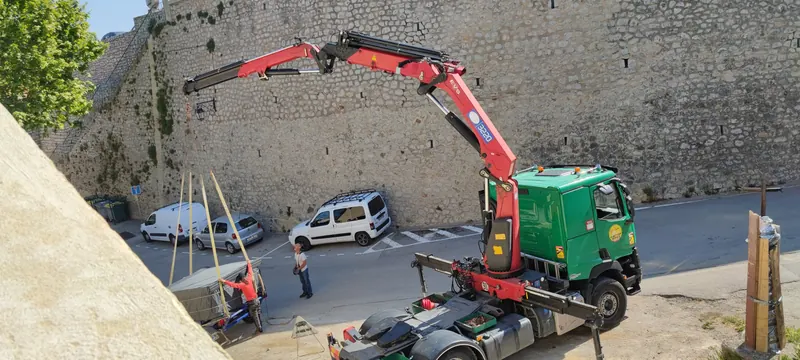 Vue rapprochée de la structure du spa et de ses équipements