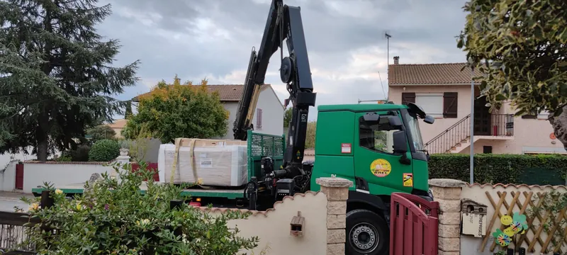 Spa suspendu à la grue pendant la livraison, vue large du chantier