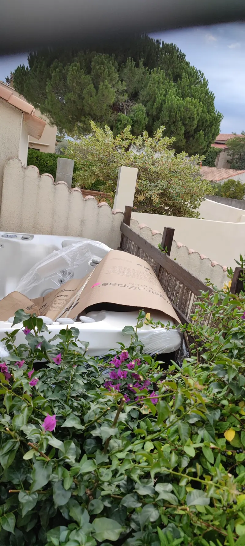 Spa en partie emballé, posé dans le jardin
