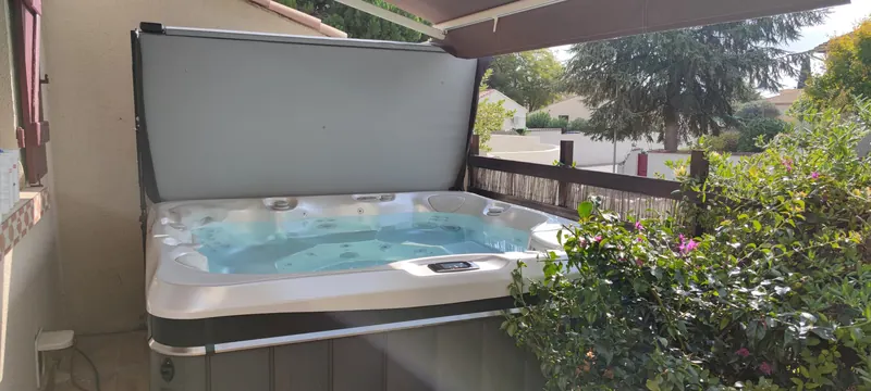 Spa en fonctionnement, couverture thermique en partie ouverte
