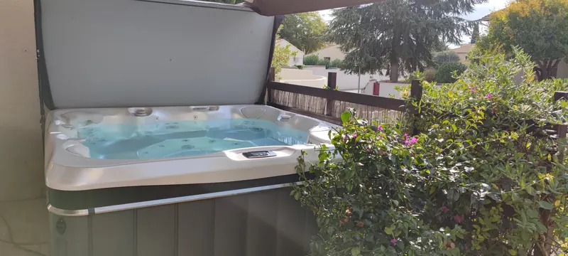 Spa installé, eau bleue en circulation, vue sur l'intérieur du bassin