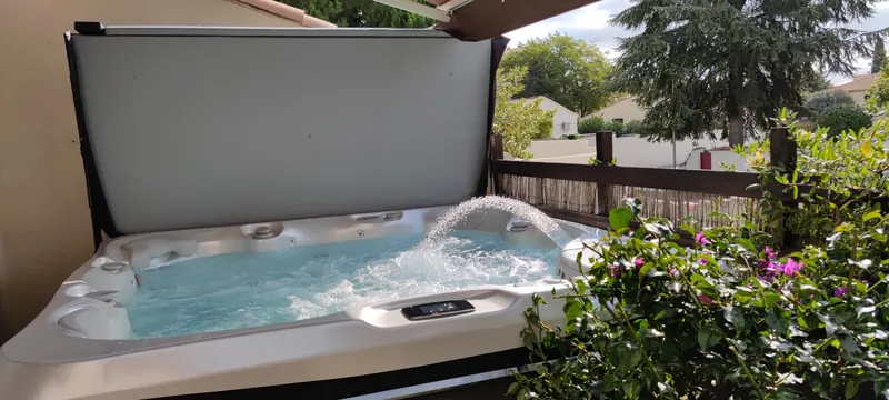 Spa rempli pendant le test, avec ses systèmes de circulation en détail