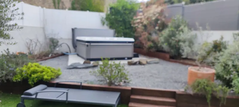 Spa gris et blanc posé sur sa dalle en béton