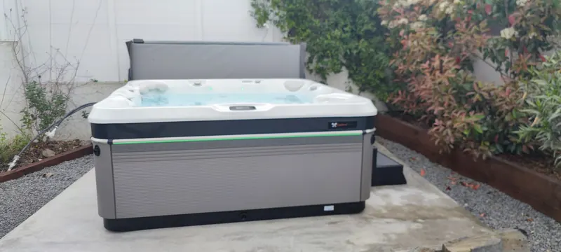Spa terminé, équipement visible, aménagement paysager