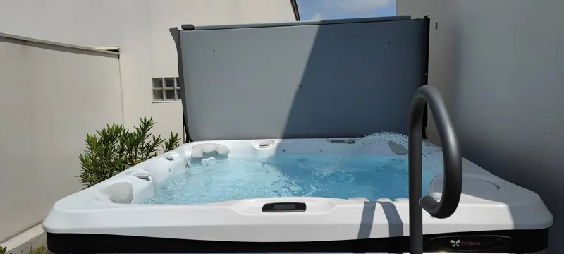 Spa Caldera rempli, jets actifs, de nuit