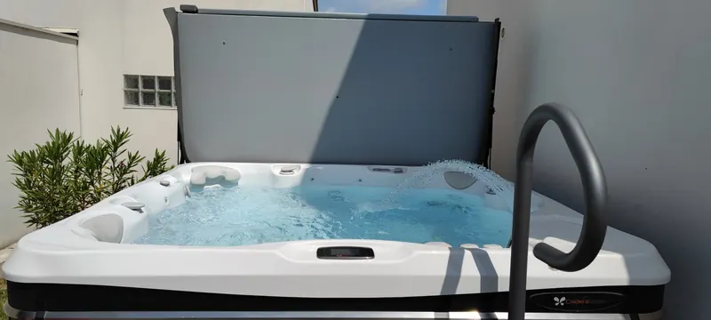 Détail du spa Caldera blanc et noir, de nuit