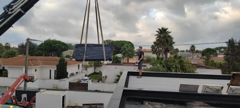 Détail du spa pendant le levage, tuyauteries et équipements vus d'en bas