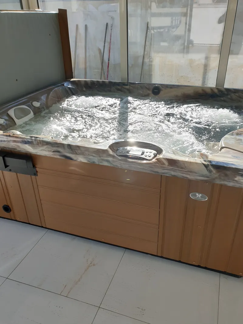 Spa Caldera Spas en marche, buses actives et panneau de commande, dans une véranda à Béziers