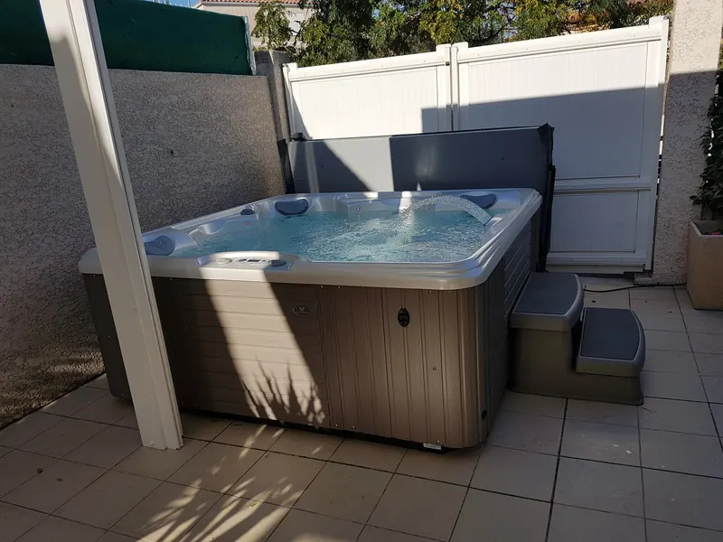 Spa Caldera Capitolo rempli, cascade en marche, sur une terrasse carrelée à Lavérune