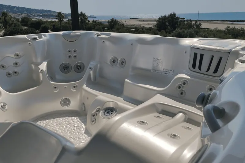 Cuve vide du spa Caldera Cantabria avant la mise en eau, assises et jets visibles