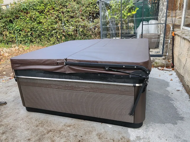 Spa noir fermé par sa couverture de protection