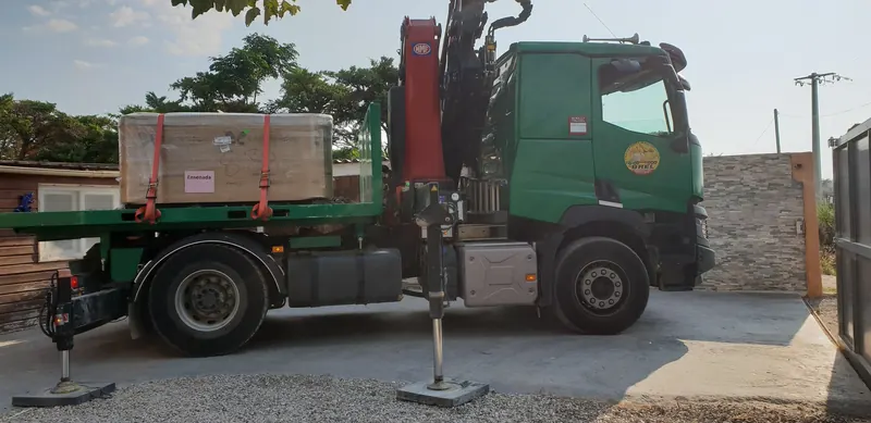 Spa dans sa caisse Caldera Spas sanglé sur un camion-grue aux stabilisateurs déployés à Vic-la-Gardiole