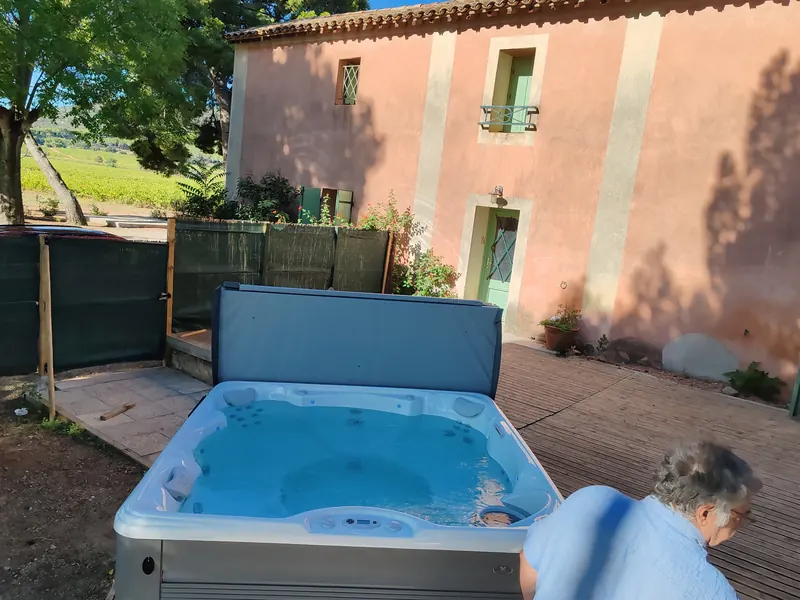 Vue enfilade du même spa en terrasse, maison en arrière-plan
