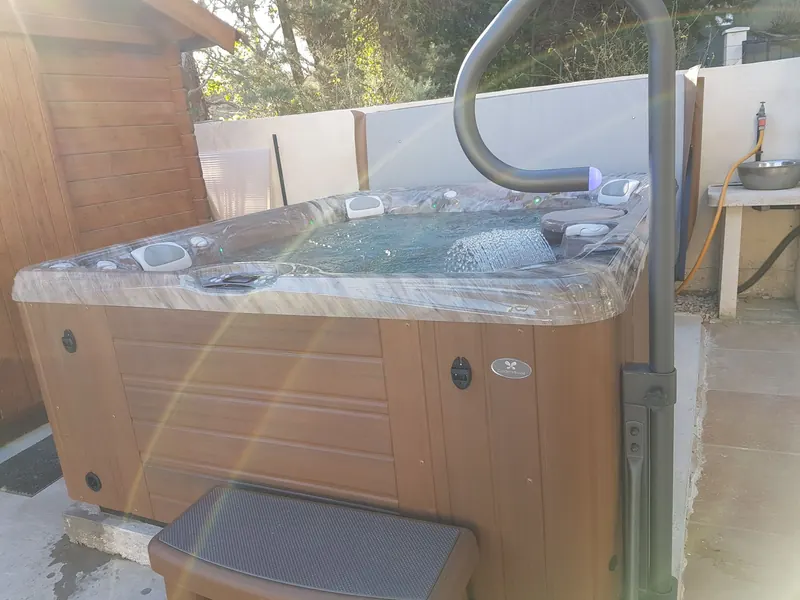 Spa Caldera en eau sur une terrasse à Gigean, avec rampe de maintien et marchepied