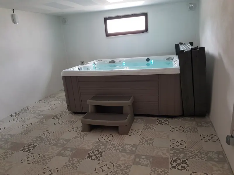 Spa Caldera Martinique rempli dans une pièce blanche à Saint-Geniès-des-Mourgues, marchepied devant