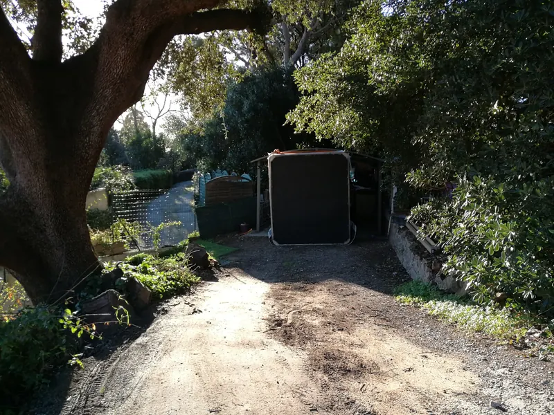 Spa emballé, debout sur la tranche, au bout de l'allée sous les arbres à Sète