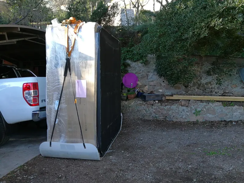 Spa Caldera emballé, sanglé debout sur son support de transport, près d'un pick-up à Sète