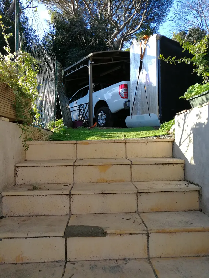 Spa emballé en haut de l'escalier qui descend vers la terrasse en contrebas, à Sète