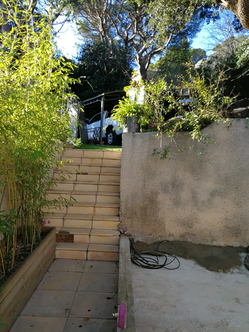 Escalier et dalle béton préparée au pied du mur de soutènement, avant la pose du spa à Sète