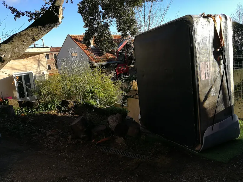 Spa emballé sur la tranche dans le jardin, devant des maisons aux toits de tuiles, à Sète