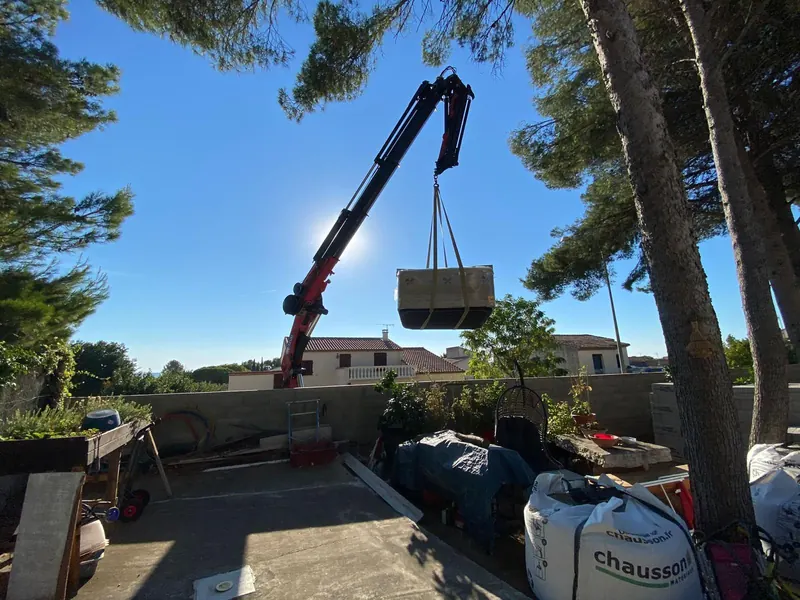 Spa levé à la grue, vu d'en bas, avec un arbre