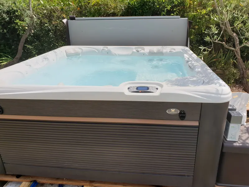 Façade du spa avec le logo Caldera Spas et le panneau de commande, eau en mouvement