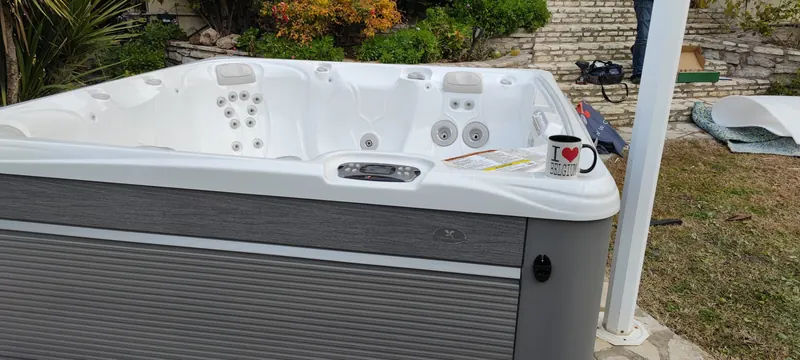 Dessus du spa blanc et ses jets de massage
