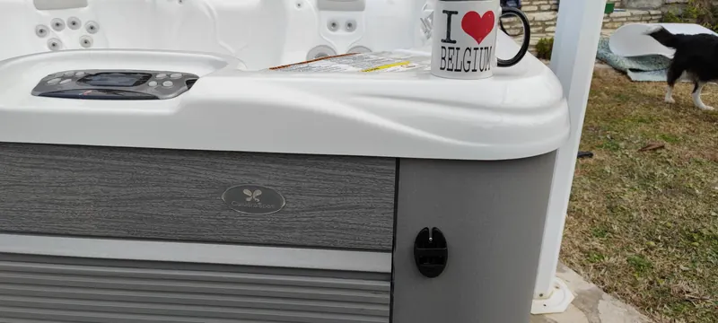 Logo Caldera Spas sur le spa blanc, en détail