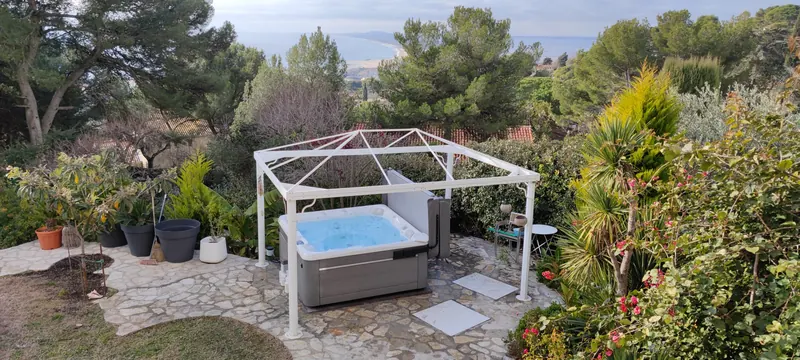 Ensemble sous la pergola blanche, terrasse paysagée et piscine