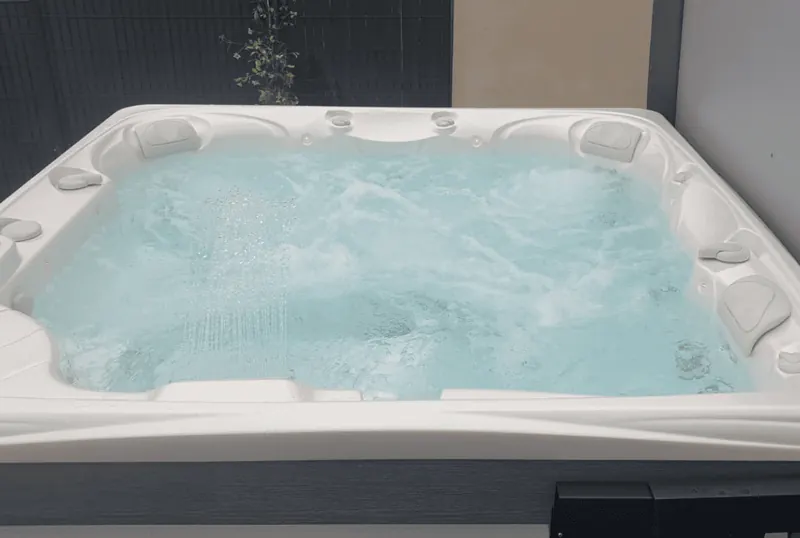 Spa Caldera Seychelles en eau, jets en marche, installé sur la terrasse à Saint-Vincent-de-Barbeyrargues