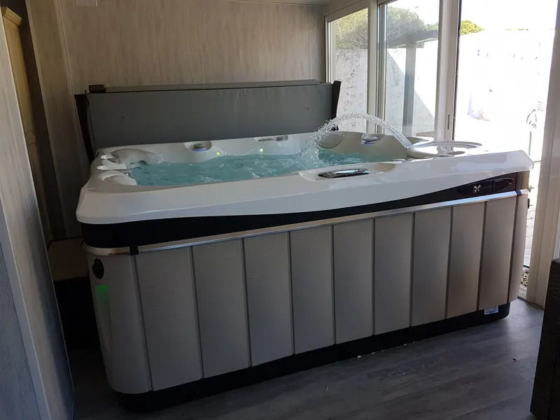 Spa Caldera Tahitian en eau, arc d'eau de la cascade en marche, dans une pièce vitrée à Mauguio