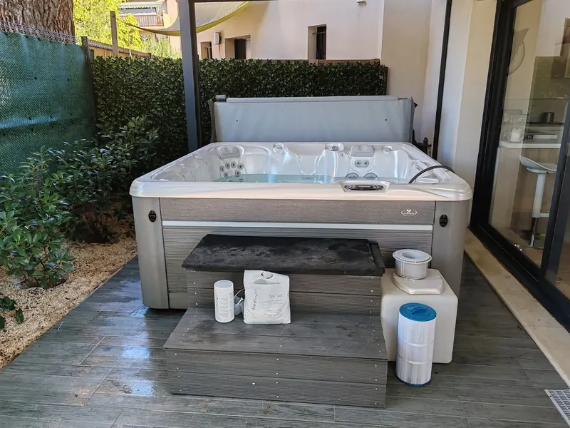 Spa sur la terrasse, système de filtration visible