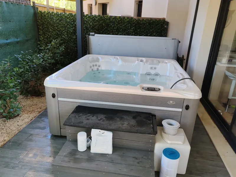 Spa en service, eau et accessoires en place