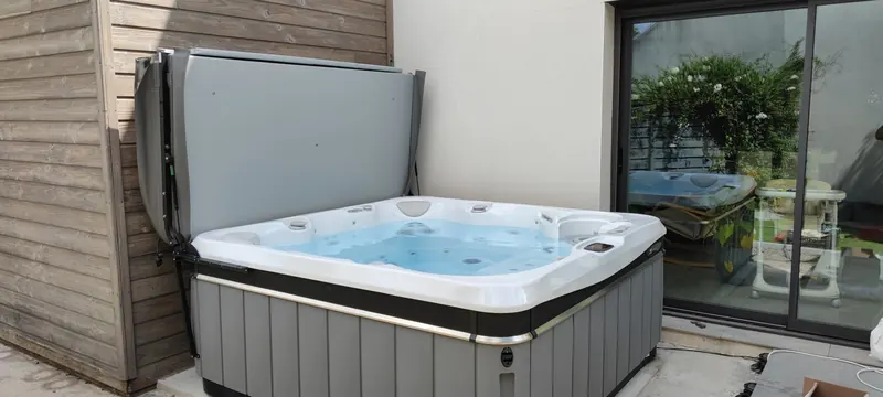 Vue générale du spa, avec une baie vitrée visible