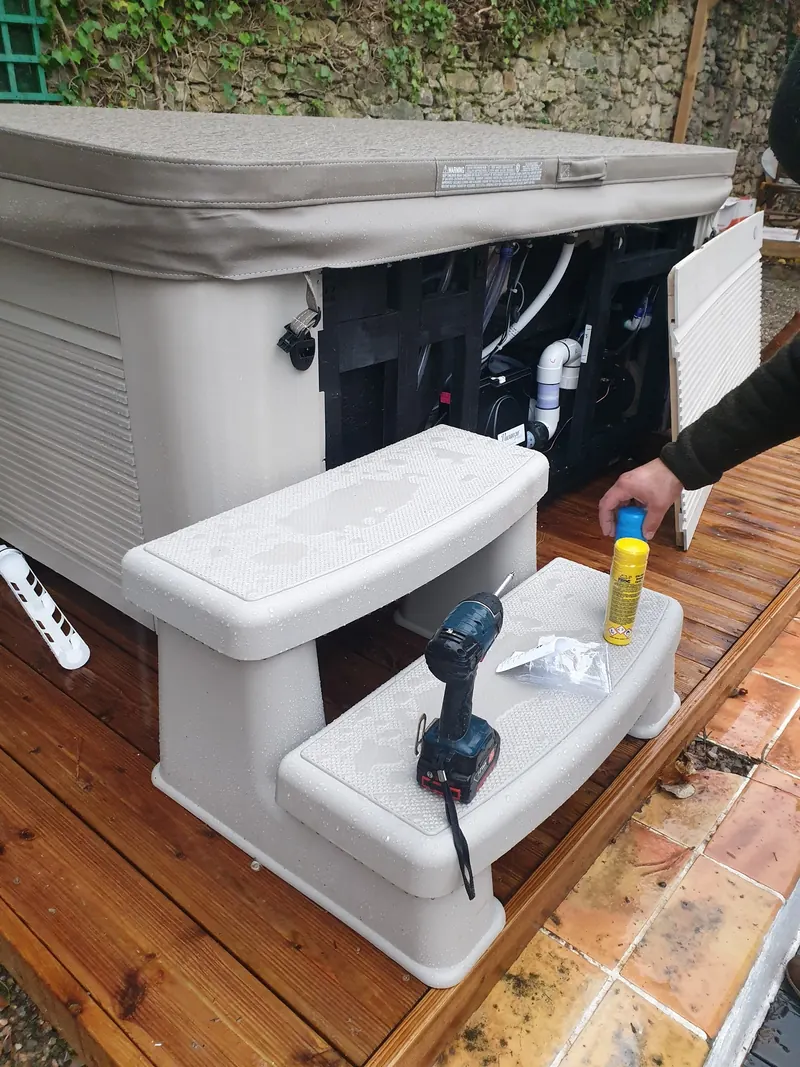 Détail de l'installation technique à l'intérieur du spa