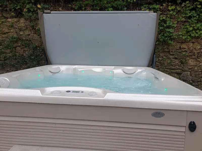 Vue rapprochée de la cuve remplie, jets d'hydromassage en marche