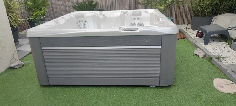 Spa blanc sur sa terrasse aménagée