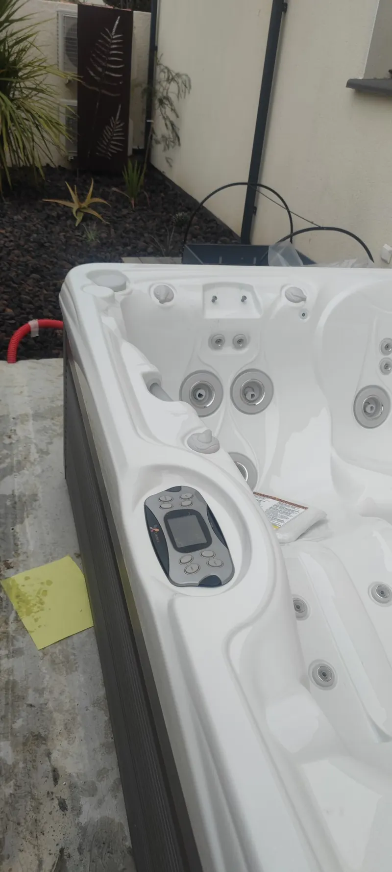 Haut du spa blanc de près, avec ses commandes et ses jets de massage