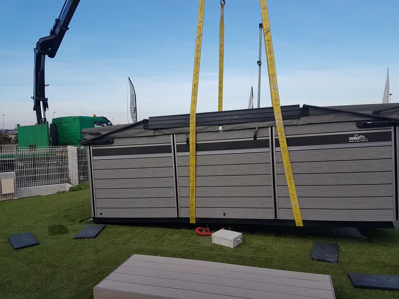 Spa de nage Endless Pools sanglé sur le gazon du showroom de Gigean avant son chargement