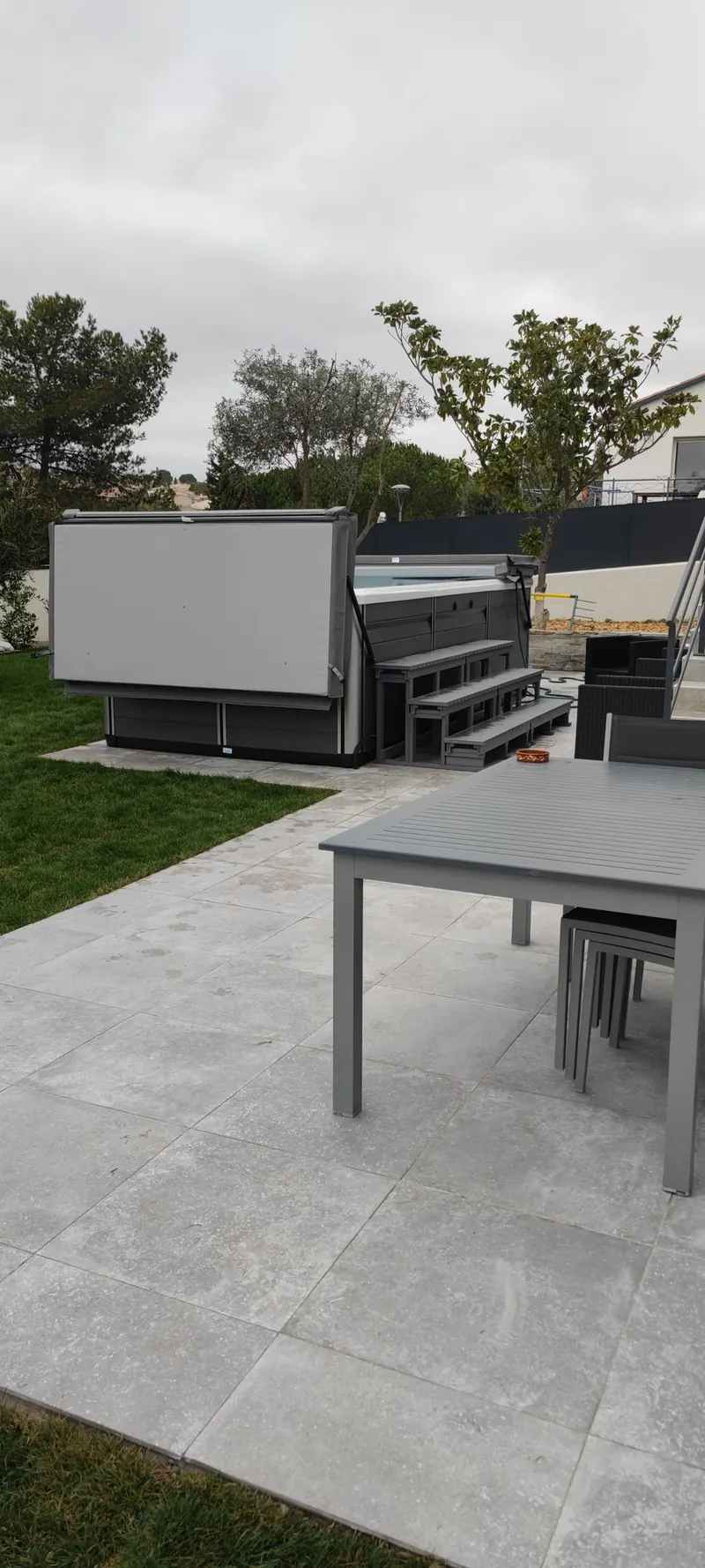 Spa de nage blanc rempli d'eau dans le jardin, installation terminée