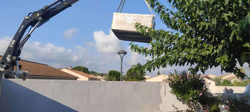 Spa suspendu à la grue au-dessus d'un quartier résidentiel