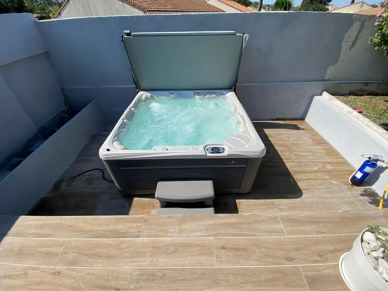 Spa sur le toit-terrasse, avec le matériel de chantier autour