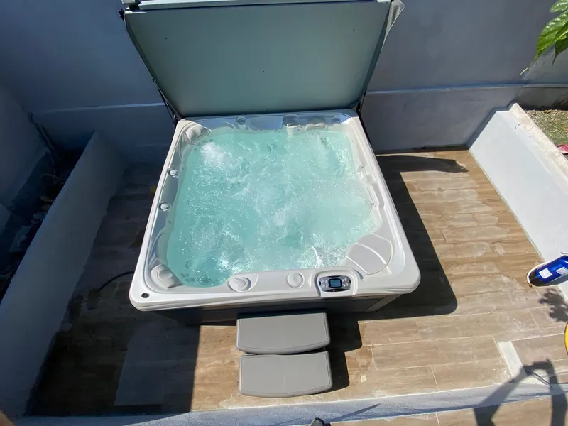 Vue d'ensemble du spa installé sur le toit-terrasse en béton