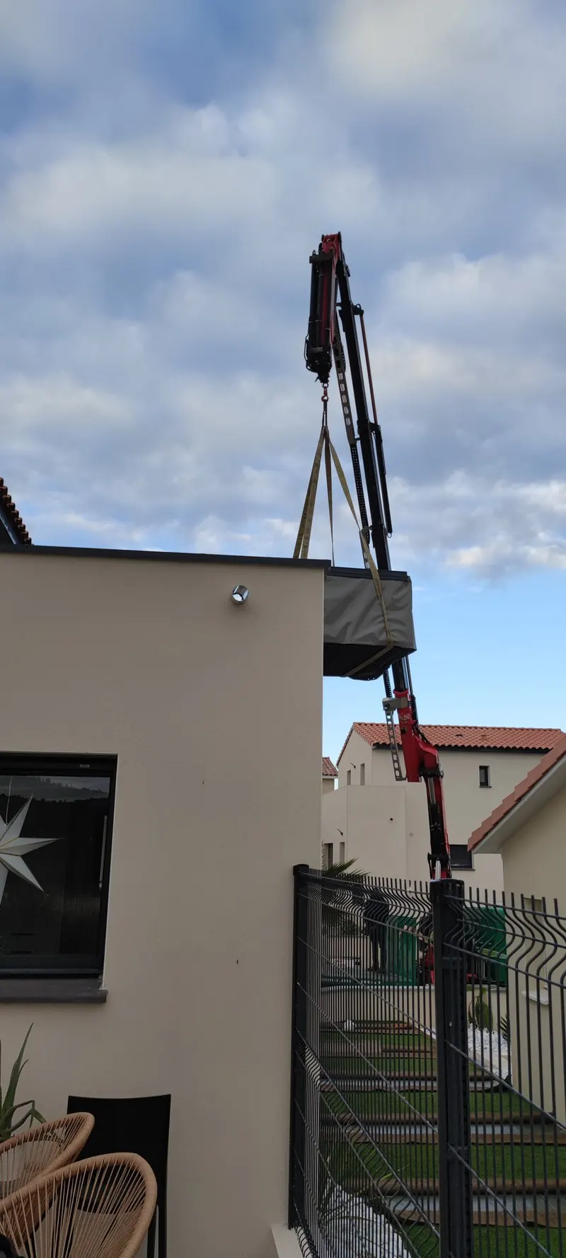 Vue de haut du chantier : spa emballé et grue en position