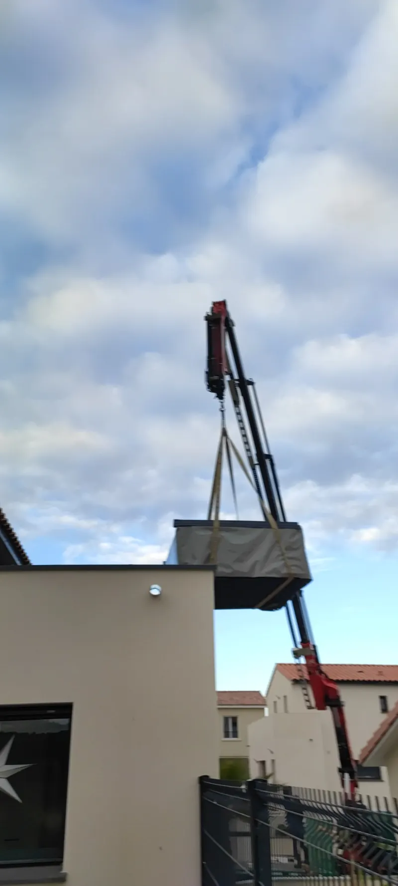 Grue soulevant le spa, vue prise depuis le bas