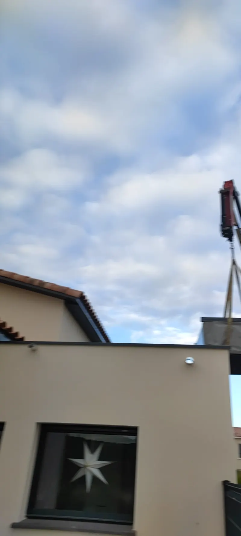 Vue du ciel : la grue soulève le spa