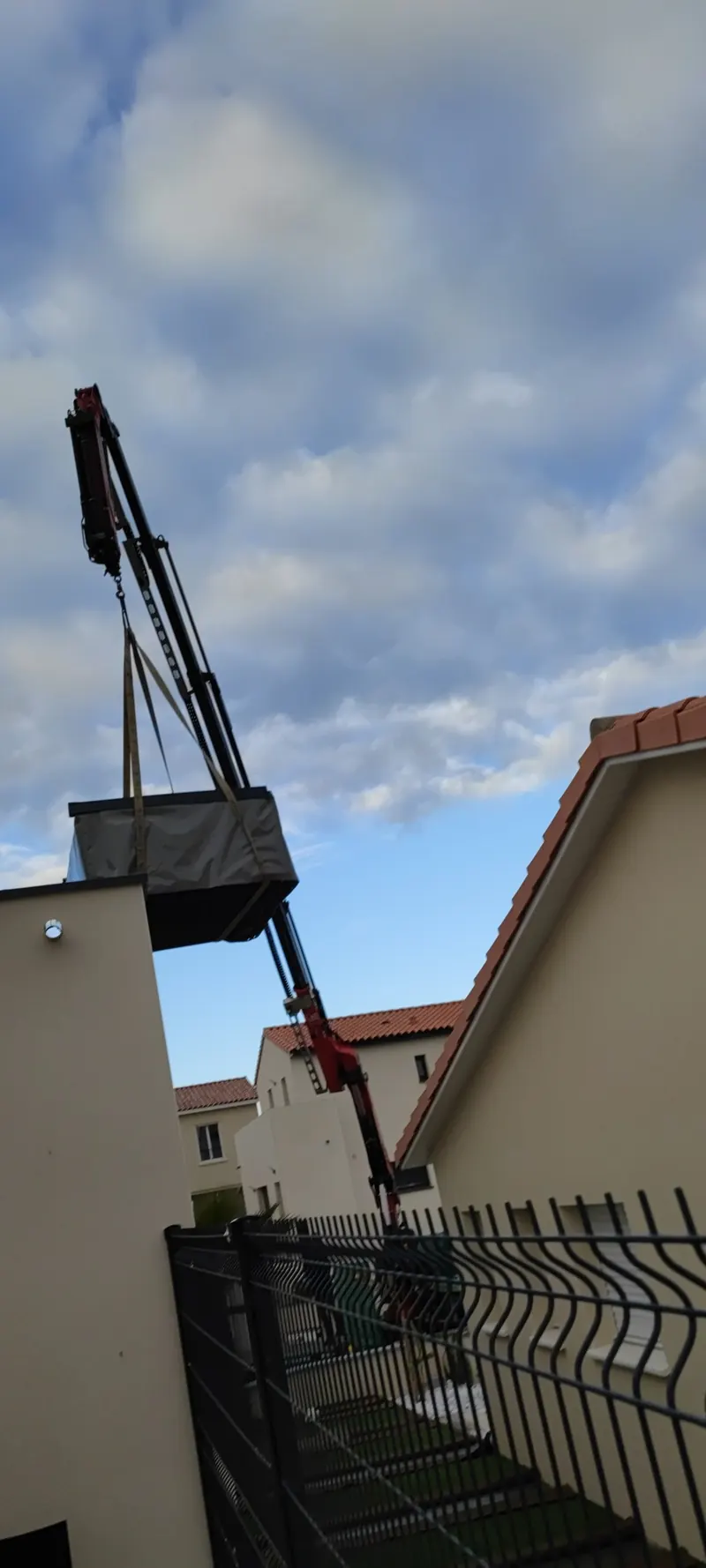 Spa en cours d'installation dans la cour