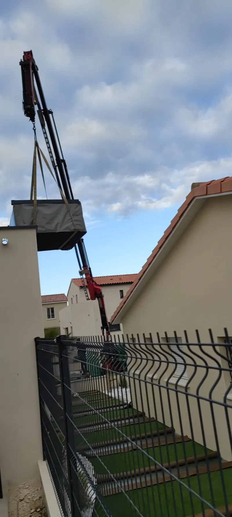 Vue d'ensemble du spa installé et de ses abords aménagés