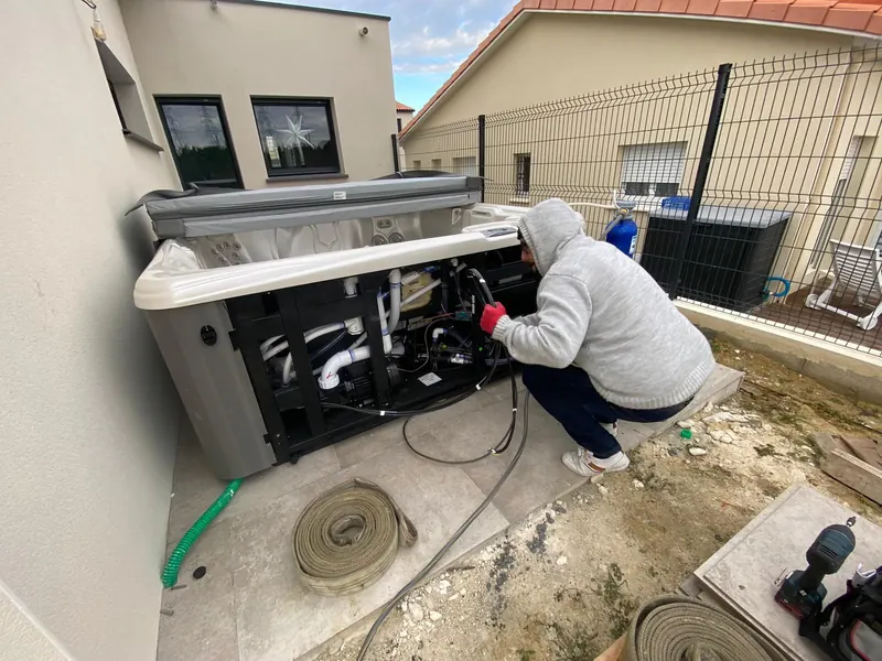 Technicien de dos qui travaille sur le spa